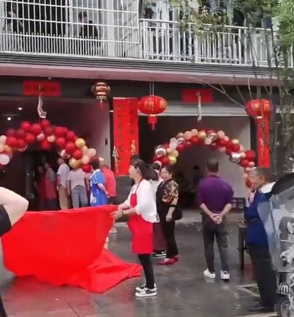 Cặp đôi thanh mai trúc mã quen nhau năm 10 tuổi, ngày rước dâu chú rể bước sang nhà bên bế vợ về-2