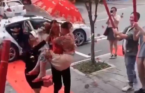 Cặp đôi thanh mai trúc mã quen nhau năm 10 tuổi, ngày rước dâu chú rể bước sang nhà bên bế vợ về-3