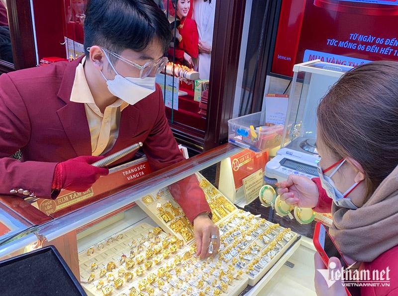 Giá vàng hôm nay 6/6: Áp lực thắt chặt tiền tệ, vàng giảm giá-1
