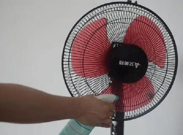 Cách vệ sinh quạt không cần dùng nước hay tháo khung, sau 10 phút là sạch sẽ không còn bụi-2