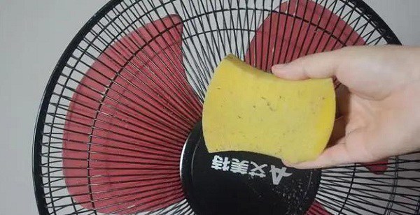 Cách vệ sinh quạt không cần dùng nước hay tháo khung, sau 10 phút là sạch sẽ không còn bụi-3