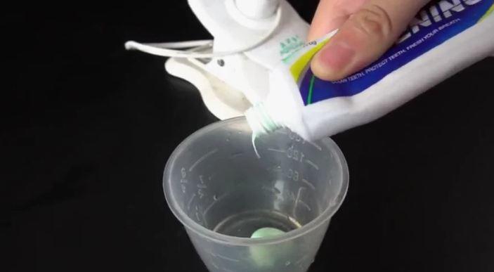 Cách vệ sinh quạt không cần dùng nước hay tháo khung, sau 10 phút là sạch sẽ không còn bụi-7