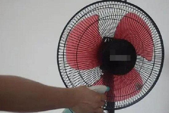 Cách vệ sinh quạt không cần dùng nước hay tháo khung, sau 10 phút là sạch sẽ không còn bụi