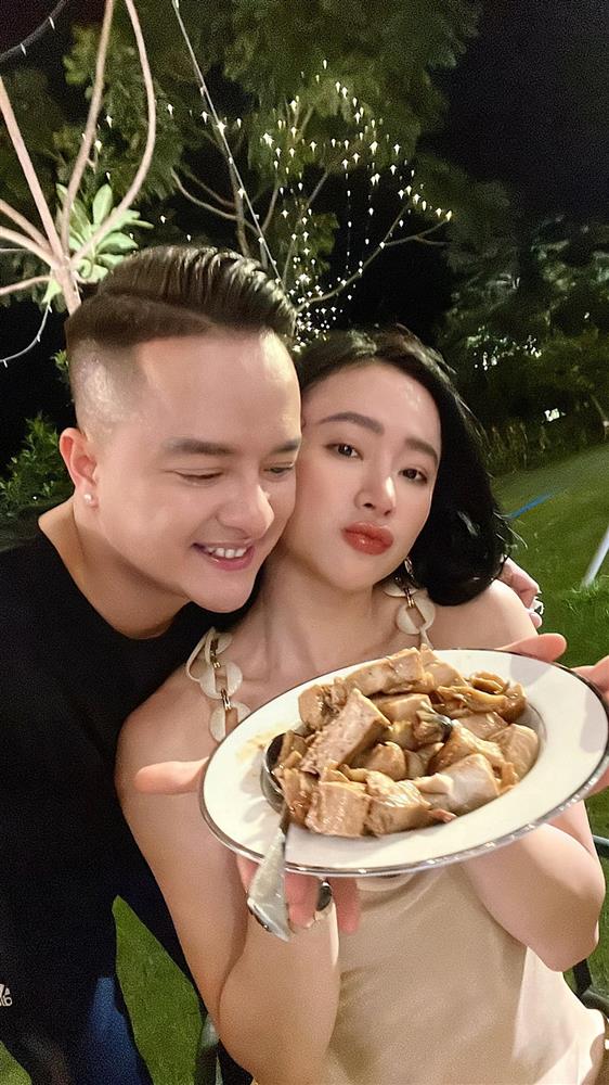 Ngắm nhà của cặp đôi 3 ngày hot nhất showbiz Việt: Angela Phương Trinh khoe không gian sống 5 tỷ, biệt thự của Cao Thái Sơn góc nào cũng chanh sả, ban công có view chất như nước cất-1