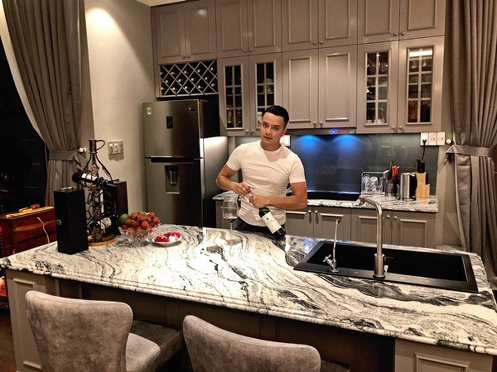 Ngắm nhà của cặp đôi 3 ngày hot nhất showbiz Việt: Angela Phương Trinh khoe không gian sống 5 tỷ, biệt thự của Cao Thái Sơn góc nào cũng chanh sả, ban công có view chất như nước cất-16