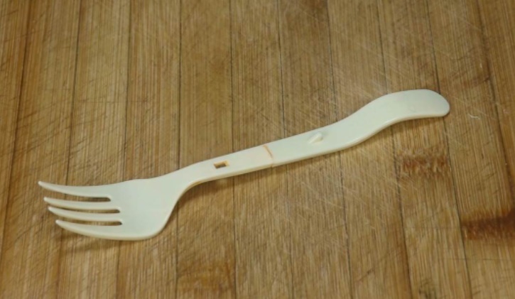 Đừng vứt nĩa nhựa sau khi ăn mì gói xong, đốt lên rồi để ở nhà, đây là cách giải quyết rắc rối của nhiều người-2