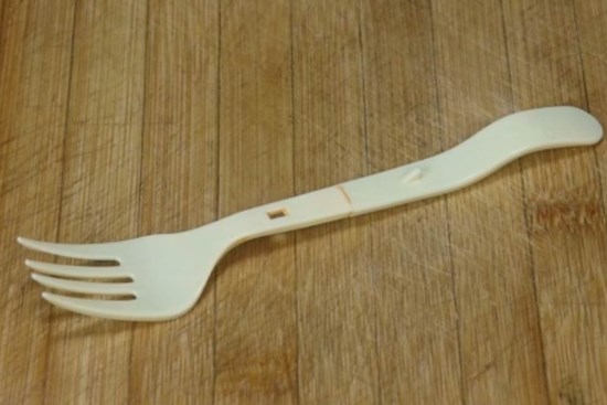 Đừng vứt nĩa nhựa sau khi ăn mì gói xong, đốt lên rồi để ở nhà, đây là cách giải quyết rắc rối của nhiều người