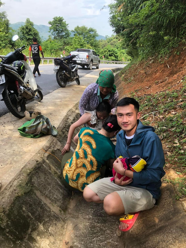 Chiến sĩ công an đỡ đẻ cho sản phụ trở dạ ngay bên đường-1