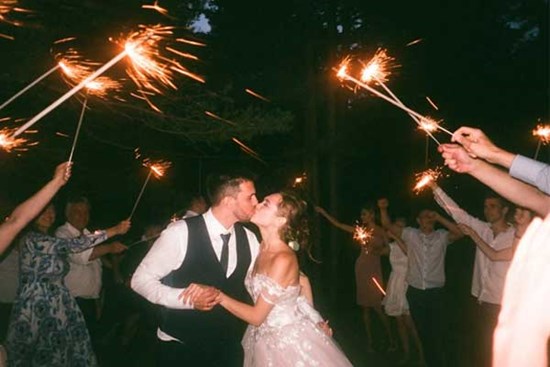 Dân Mỹ nợ nần vì ăn cưới liên tục