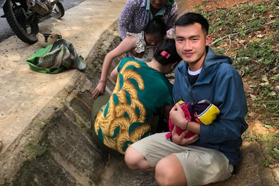 Chiến sĩ công an đỡ đẻ cho sản phụ trở dạ ngay bên đường