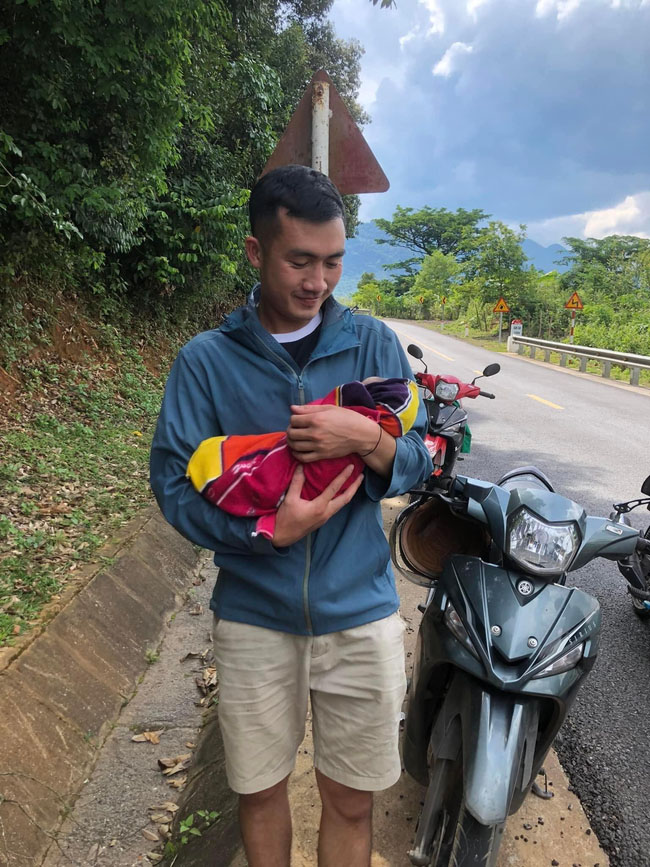 Chiến sĩ công an đỡ đẻ cho sản phụ trở dạ ngay bên đường-2