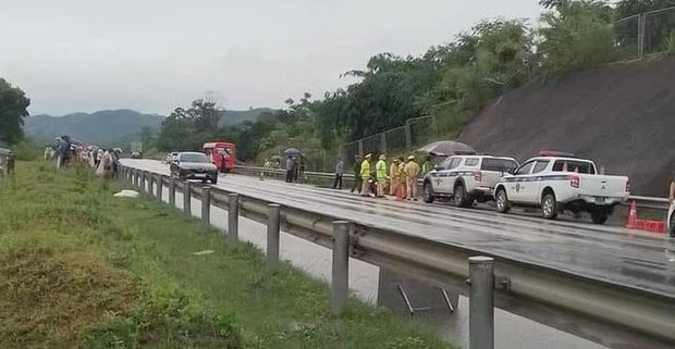 Va chạm xe khách trên cao tốc Nội Bài - Lào Cai, một người chết, sáu người bị thương-1