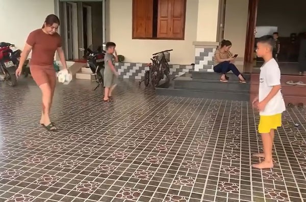 Hai mẹ con tâng bóng siêu đỉnh khiến dân mạng đề nghị thầy Park và thầy Chung vào duyệt!-1