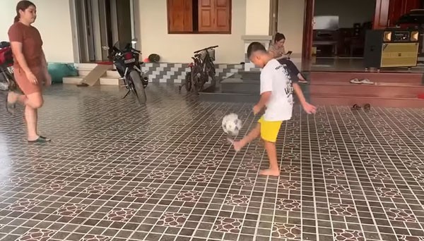 Hai mẹ con tâng bóng siêu đỉnh khiến dân mạng đề nghị thầy Park và thầy Chung vào duyệt!-2