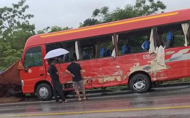 Va chạm xe khách trên cao tốc Nội Bài - Lào Cai, một người chết, sáu người bị thương-2