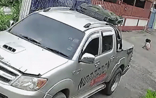 Clip: Xe tải lùi trúng bé trai đang ngồi chơi ngoài đường, những giây sau đó gây ngạc nhiên-1