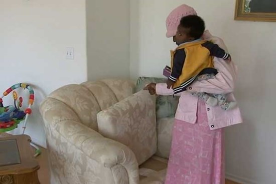 Xin ghế sofa cũ về dùng, người phụ nữ phát hiện số tiền lớn giấu bên dưới