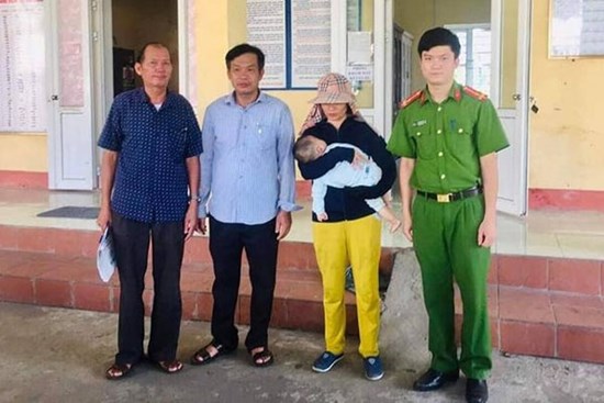 Bé trai nặng 8kg bị bỏ rơi trong làn nhựa gần khu vực nhà máy nước ở Hải Dương