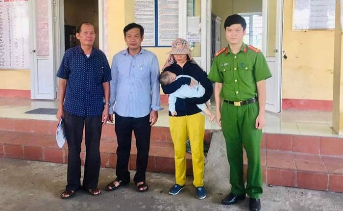 Bé trai nặng 8kg bị bỏ rơi trong làn nhựa gần khu vực nhà máy nước ở Hải Dương-1