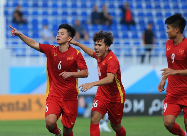 Vợ sắp cưới của Vũ Tiến Long (U23 Việt Nam) tủi thân khi chồng xa nhà, tiết lộ về thời điểm đăng ký kết hôn-1