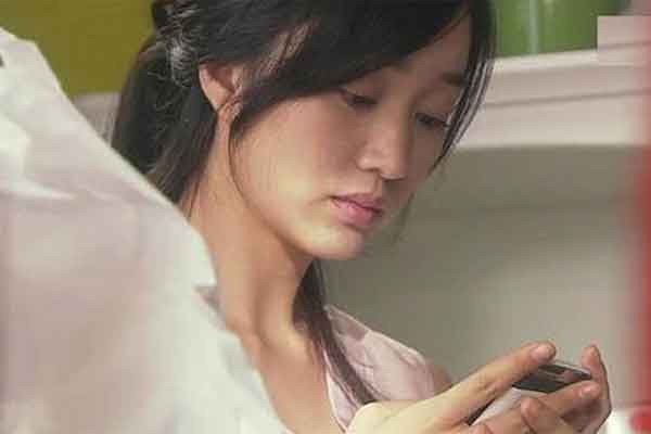 Chồng làm thêm quá khuya nên buồn ngủ vào nhầm phòng osin trẻ-1