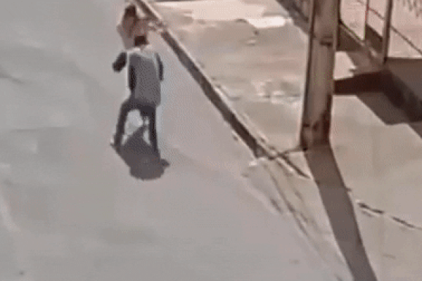 Tấn công đúng nữ cao thủ, tên cướp bị ăn đòn phải bỏ chạy vội vàng