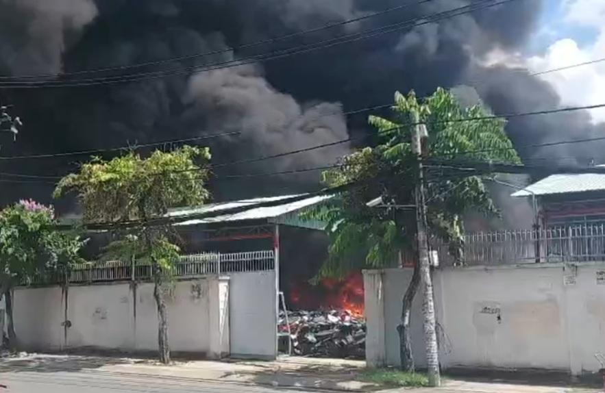 Cháy lớn bãi xe ở TP.HCM-1