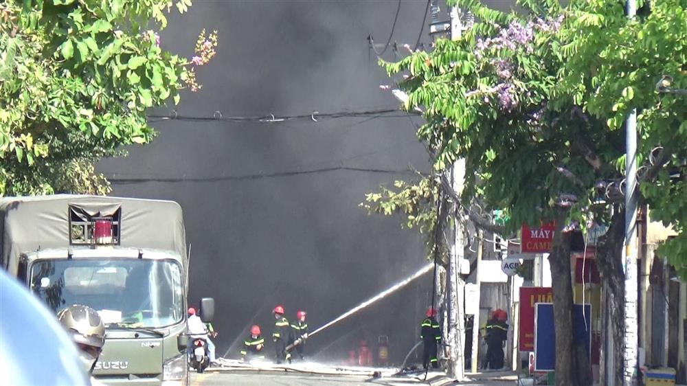 Cháy lớn bãi xe ở TP.HCM-2