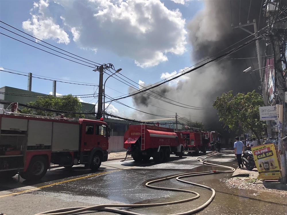 Cháy lớn bãi xe ở TP.HCM-3