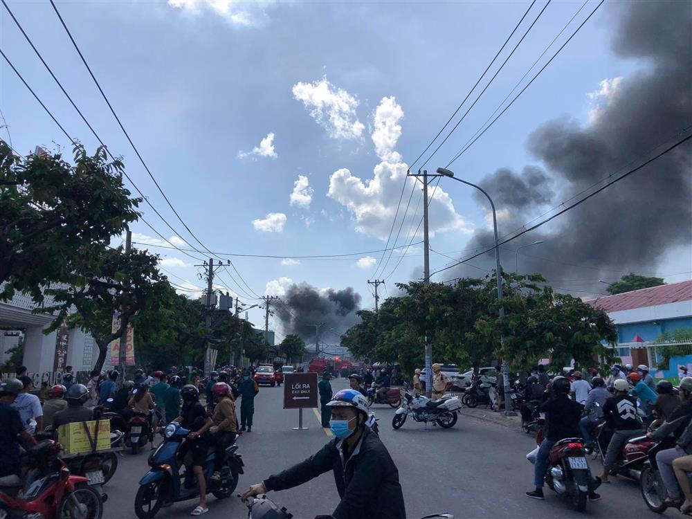 Cháy lớn bãi xe ở TP.HCM-4