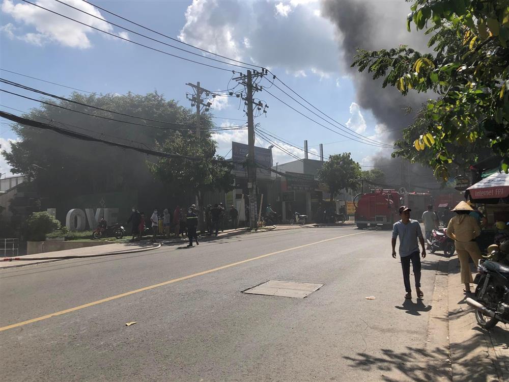 Cháy lớn bãi xe ở TP.HCM-5