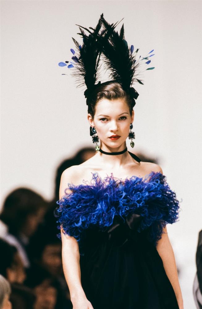 Biểu tượng thời trang - siêu mẫu Kate Moss: Đôi chân dài trứ danh của làng mốt và biến cố không thể nào quên ở tuổi 31-1
