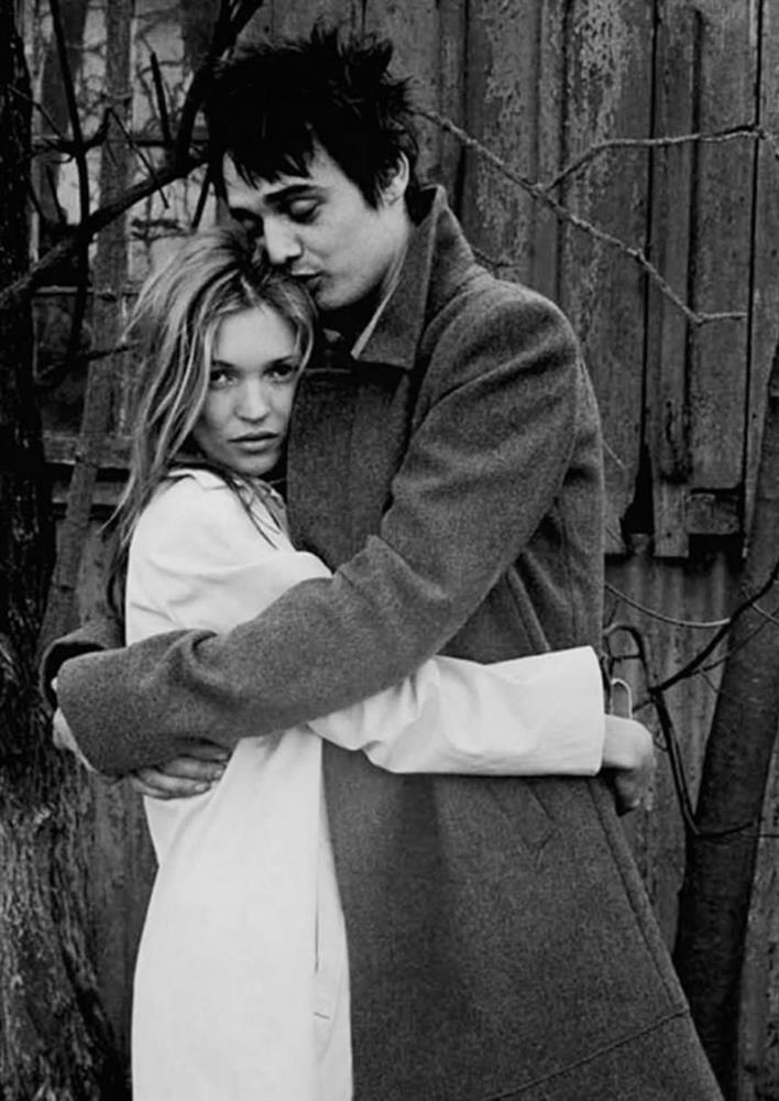 Biểu tượng thời trang - siêu mẫu Kate Moss: Đôi chân dài trứ danh của làng mốt và biến cố không thể nào quên ở tuổi 31-3