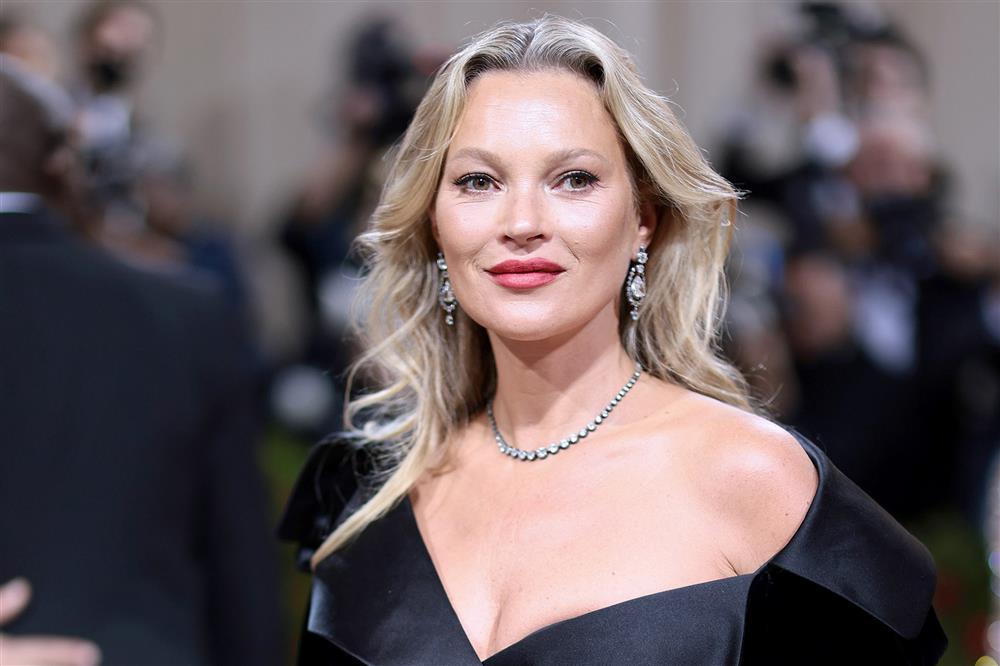 Biểu tượng thời trang - siêu mẫu Kate Moss: Đôi chân dài trứ danh của làng mốt và biến cố không thể nào quên ở tuổi 31-7