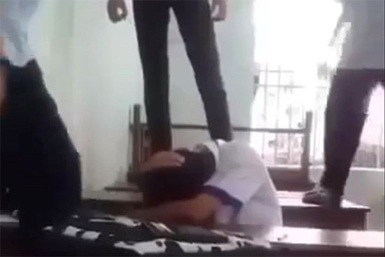 Học sinh lớp 8 bị đánh hội đồng vì nhìn thấy bạn nữ hút thuốc