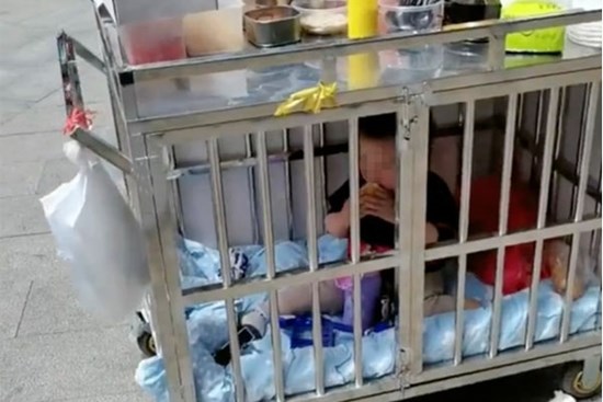 Đứa trẻ bị nhốt trong lồng sắt, tâm sự của người mẹ nhận phản ứng trái chiều