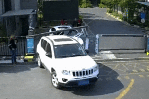 Nữ tài xế 'não cá vàng', liên tiếp phá hỏng 2 ô tô khiến người xem ngán ngẩm