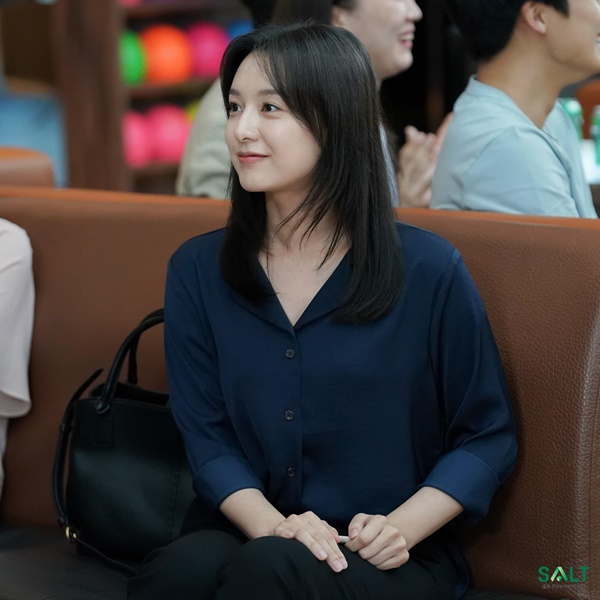 Style công sở của 3 nữ chính Kdrama hot nhất nửa đầu năm 2022: Người đơn giản, người màu mè-1