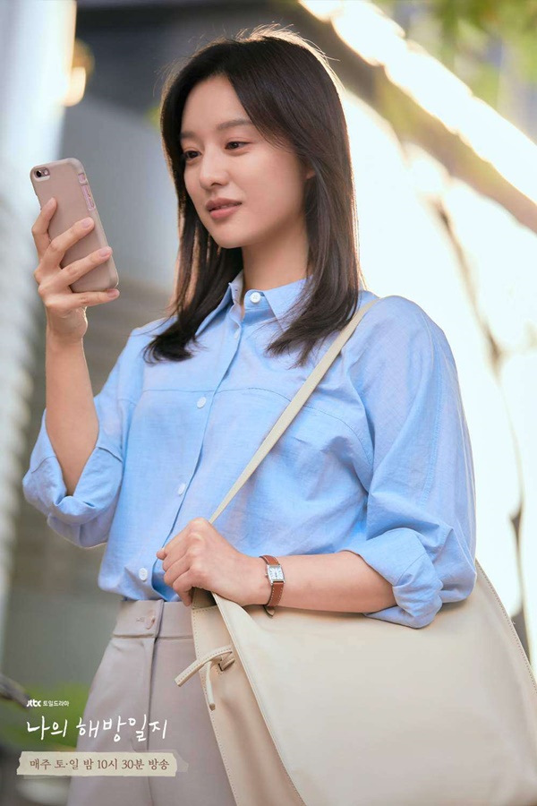 Style công sở của 3 nữ chính Kdrama hot nhất nửa đầu năm 2022: Người đơn giản, người màu mè-6