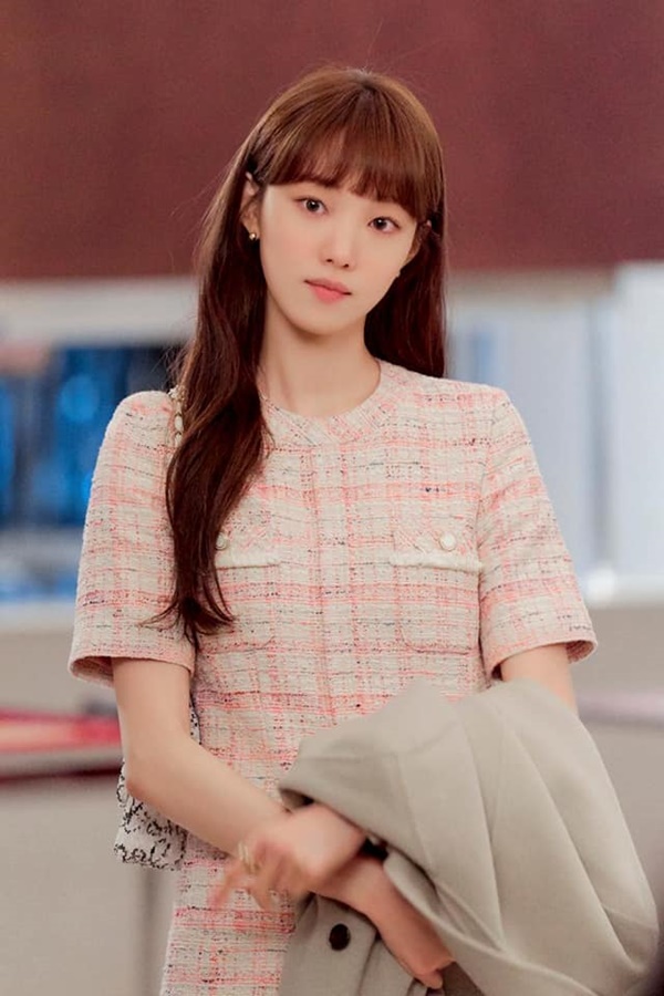 Style công sở của 3 nữ chính Kdrama hot nhất nửa đầu năm 2022: Người đơn giản, người màu mè-12