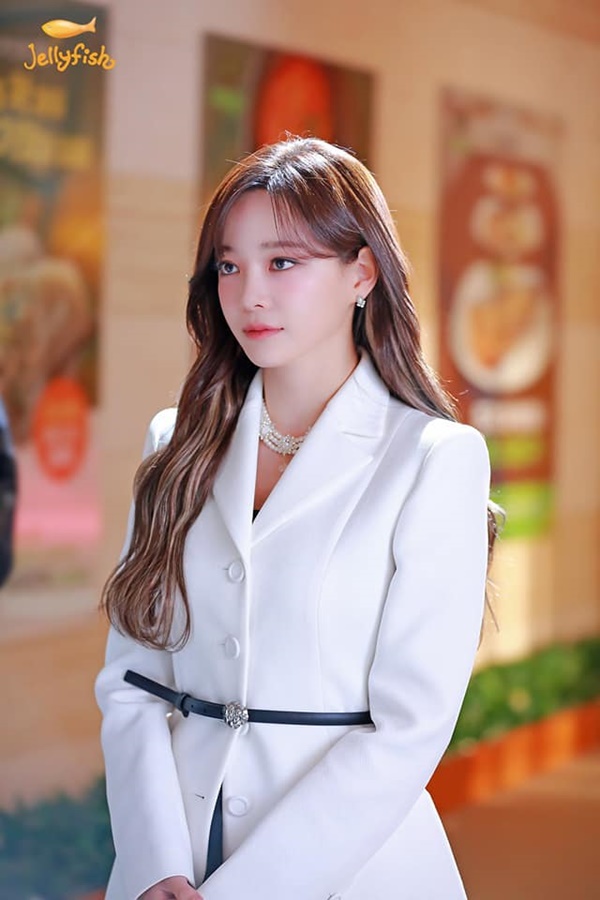 Style công sở của 3 nữ chính Kdrama hot nhất nửa đầu năm 2022: Người đơn giản, người màu mè-15