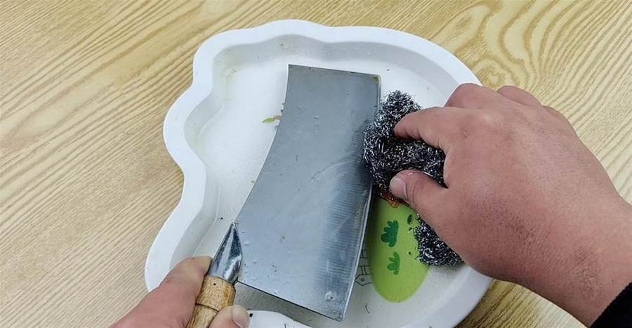Dao thái thịt trong nhà bếp nên được mài thường xuyên, mách bạn một mẹo nhỏ, không cần đá mài, dao có thể sắc bén ngay-3