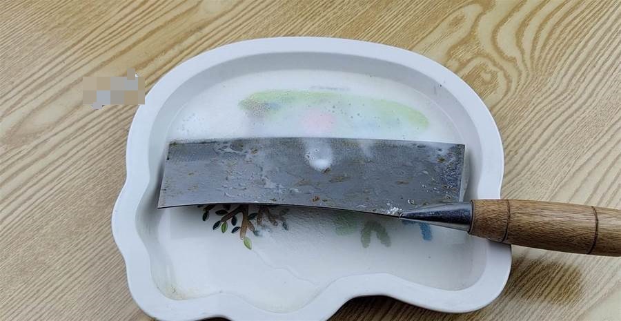 Dao thái&nbsp;thịt trong nhà bếp nên được mài thường xuyên, mách bạn một mẹo nhỏ, không cần đá mài, dao có thể sắc bén ngay-2