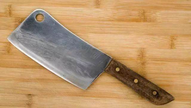 Dao thái thịt trong nhà bếp nên được mài thường xuyên, mách bạn một mẹo nhỏ, không cần đá mài, dao có thể sắc bén ngay-6