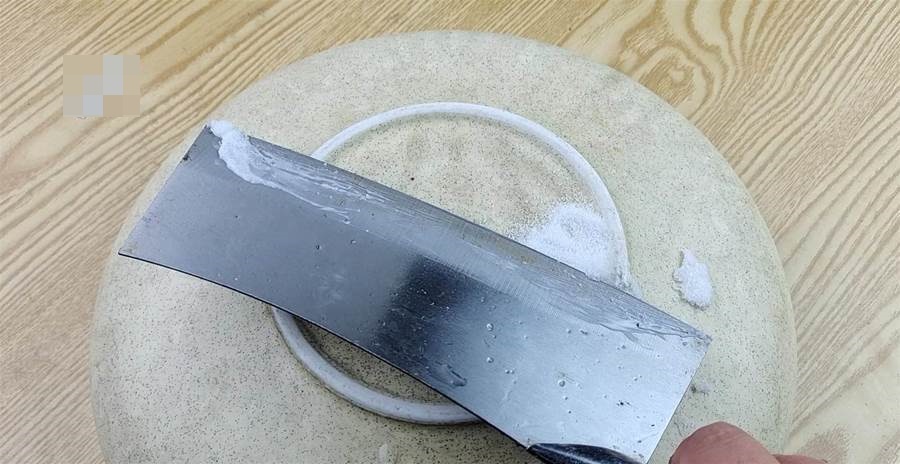 Dao thái thịt trong nhà bếp nên được mài thường xuyên, mách bạn một mẹo nhỏ, không cần đá mài, dao có thể sắc bén ngay-5