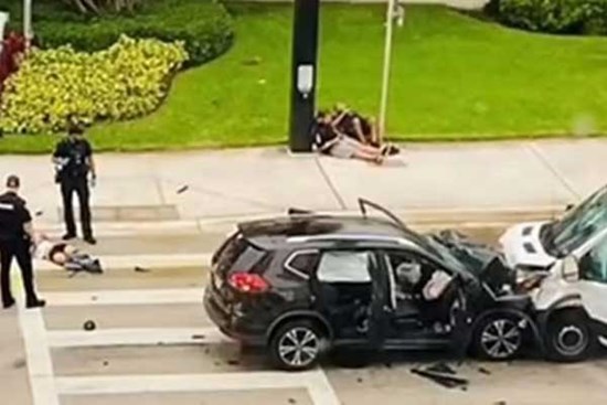 Vừa lái xe vừa có hành vi bất chấp nguy hiểm với người yêu, nam tài xế nhận hậu quả đáng sợ