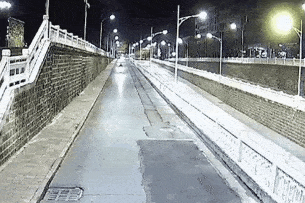 Clip: Nhầm chân ga, ô tô lao thẳng vào tường như phim hành động