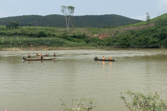 Lật thuyền trên sông, vợ bị nước cuốn tử vong, chồng được cứu sống