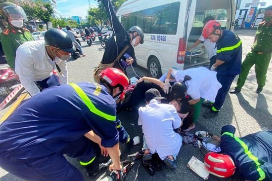 Cô gái ngã gãy tay vì áo chống nắng bị cuốn vào bánh xe máy