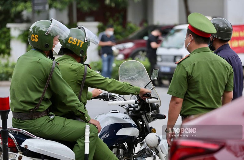 Lực lượng công an xuất hiện bên ngoài nhà riêng của ông Chu Ngọc Anh-1